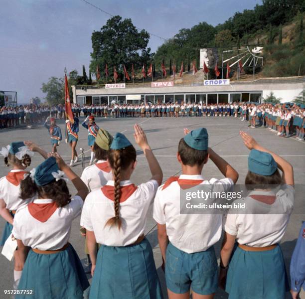 Sowjetische Leninpioniere im Pionierlager Artek auf der Krim zeigen beim Appell den Pioniergruß, aufgenommen im August 1971. Die Schilder in...