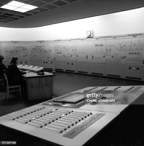Zentrale Schaltwarte in der Brikettfabrik Mitte des Kombinat Schwarze Pumpe , undatiertes Foto vom Januar 1966. Braunkohle aus den umliegenden...