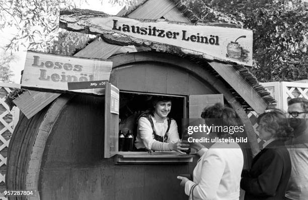 Lausitzer Leinöl - 100 Gramm für 39 Pfennige - wird aus einem Holzfass von einer Händlerin beim traditionell Anfang Oktober stattfindenden Lausitzer...