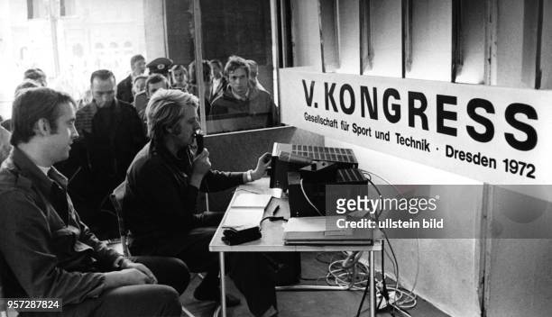 Zum V. Kongreß der DDR-Jugendorganisation Gesellschaft für Sport und Technik vom 14.-16.9.1972 in Dresden präsentieren Vertreter die Sektion...