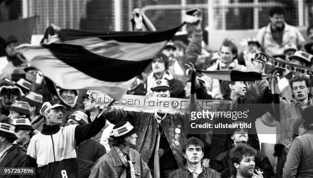 Mitgereiste Dresdner Dynamo-Fans geben ihrem Team am auf den Rängen des Stuttgarter Neckarstadions moralische Unterstützung. DDR-Fußball-Oberligist...