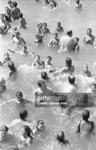 Badefreuden im historischen, 50 meter langen Wellenbad "Bilzbad" in Radebeul bei Dresden, aufgenommen im Sommer 1990. Fehlende Niederschläge im...