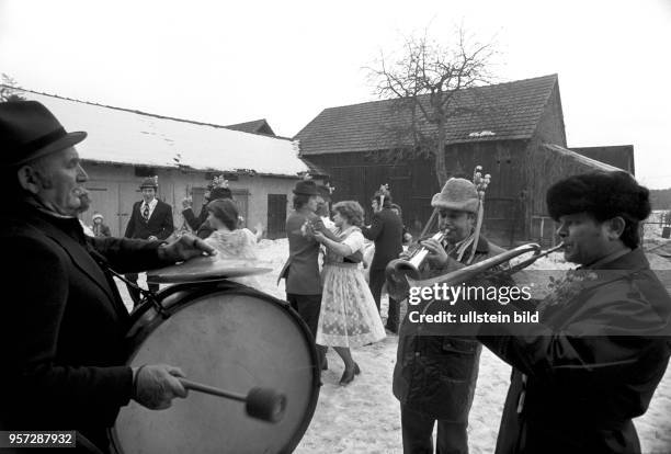 Junge Paare feiern bei kaltem Winterwetter die niedersorbische Fastnacht, genannt Zapust, am im Spreewaldort Schmogrow . Höhepunkt des früher eine...