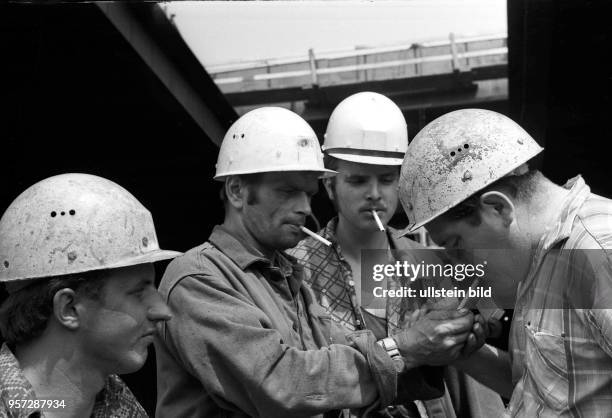 Kurze Zigarettenpause für die Richtschmiede-Brigade auf der Helling der Rostocker Neptun Werft, aufgenommen 1981. Die Arbeiten der Richtschmiede...