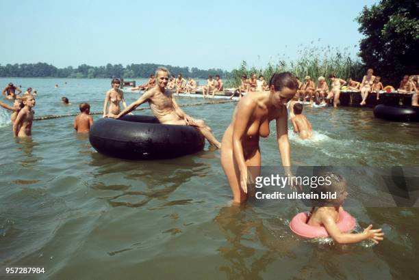 Nacktbaden im See - Am Zeesener See in Senzig-Waldesruh liegt versteckt in waldreicher Gegend das über 60 Jahre alte Paradies der Nackten, der...