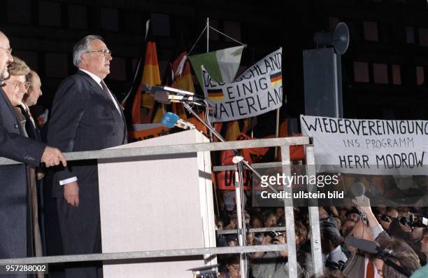 Bundeskanzler Helmut Kohl weilte am 19. Und zu einem Besuch in Dresden. Es war sein erster offizieller Besuch in der DDR. Hier spricht er an der...