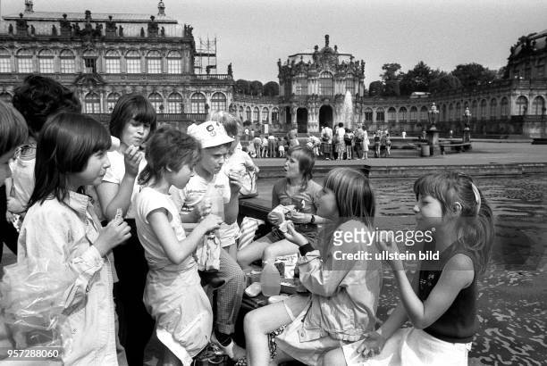 Ferienkinder packen im Zwingerhof in Dresden ihr Pausenbrot aus, aufgenommen im Juli 1989.