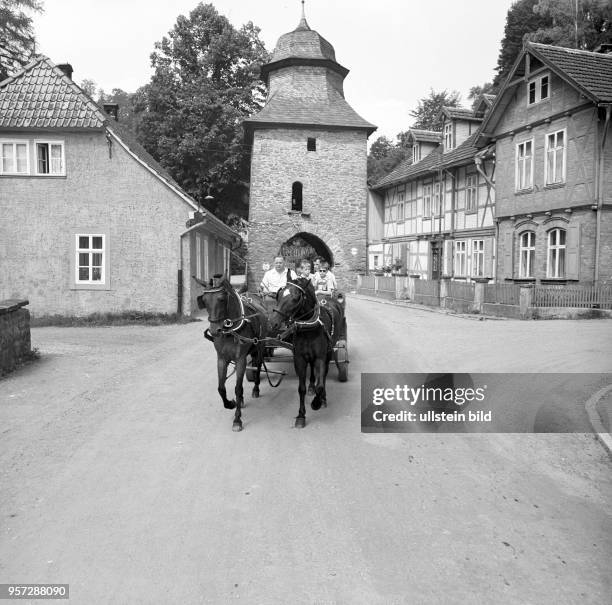 Die Schweriner Familie Bockisch bei einer Kutschfahrt durch Stolberg im Harz, aufgenommen im Juni 1972. Im Hintergrund das Rittertor, das letzte...