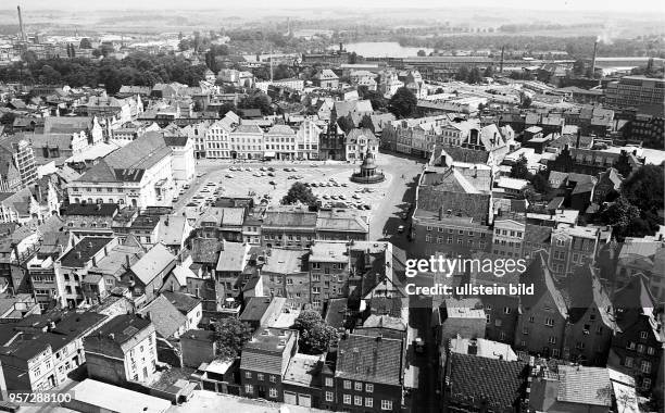 Blick auf den Marktplatz der Hansestadt Wismar mit dem klassizistischen Rathaus an der Nordseite, der von 1580 bis 1602 fertiggestellten Wismarer...