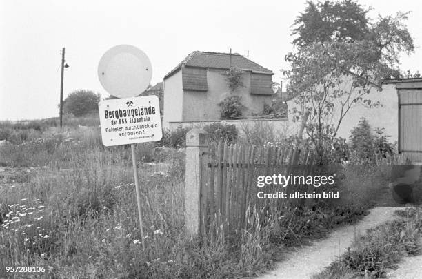 Eine Schild mit der Aufschrift "Bergbaugelände des BKK Espenhain - Betreten für Unbefugte verboten" steht an einem Grundstück im Ort Magdeborn,...