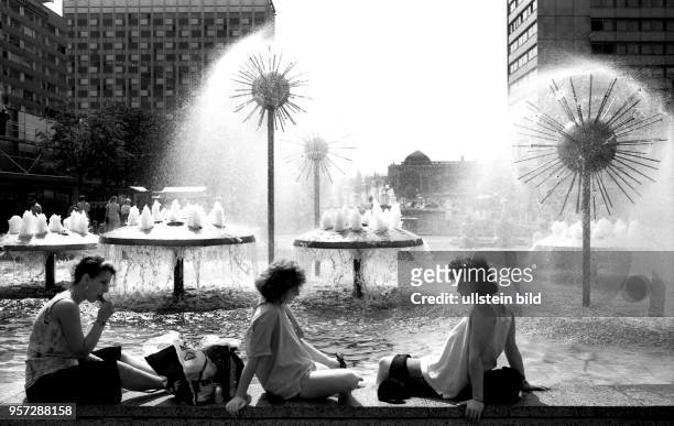 Im August 1990 sitzen junge Frauen an einem der vielen Brunnen in der Prager Straße in Dresden und genießen eine sommerliche Abkühlung....