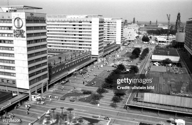 Blick über die in den 1960er-70 Jahren erbaute Prager Straße in Dresden in Richtung Rundkino und Kulturpalast, aufgenommen im August 1990....