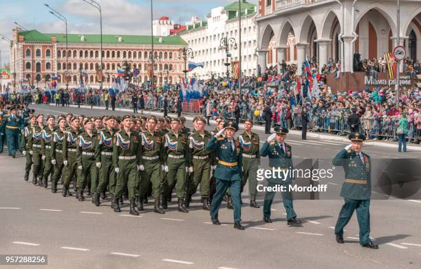 armée russe soldats parachutistes militaires traditionnels défilent dans le jour de la victoire de la seconde guerre mondiale - armée rouge photos et images de collection