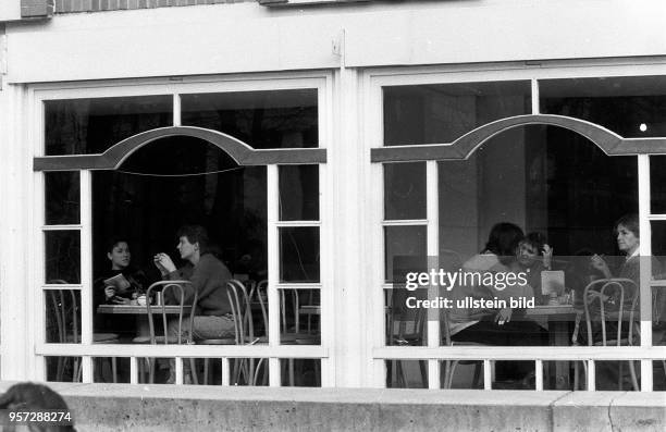 Rostock / 1986 / Fuenf-Giebel-Haus am Rostocker Uni-Platz / Cafe "Meerschaum" ist fuer Gaeste aus nah und fern zum beliebten Treffpunkt geworden. 32...