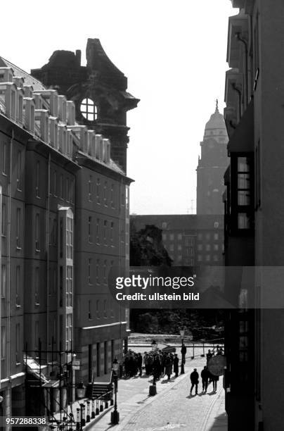 Mit dem in den Jahren 1987 und 1989 errichteten Hotel Dresdner Hof ist die alte Münzgasse am Neumarkt in Dresden nach historischem Vorbild...