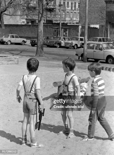 Berlin - Drei Jungen spielen auf dem Spieplatz am Kollwitzplatz in Berlin , Prenzlauer Berg, aufgenommen im Frühjahr 1988. Zwei Kinder tragen...