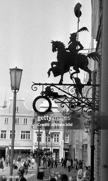 Dieser kunstvolle Fassadenschmuck gehört zur Gaststätte "Alter Schwede" an der Ostseite des Marktplatzes der Hansestadt Wismar, aufgenommen im Mai...