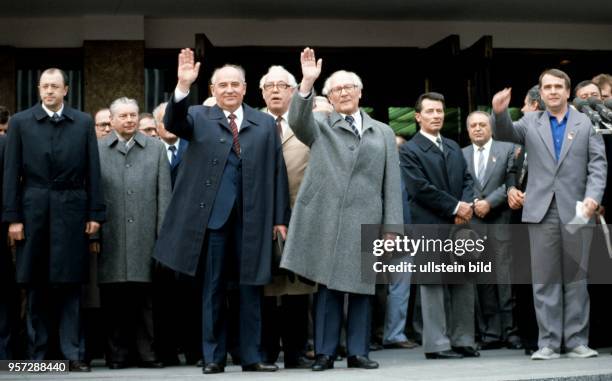 Der Generalsekretär des ZK der SED und Vorsitzende des Staatsrates der DDR, Erich Honecker , Michail Gorbatschow , Generalsekretär des ZK der KPdSU,...