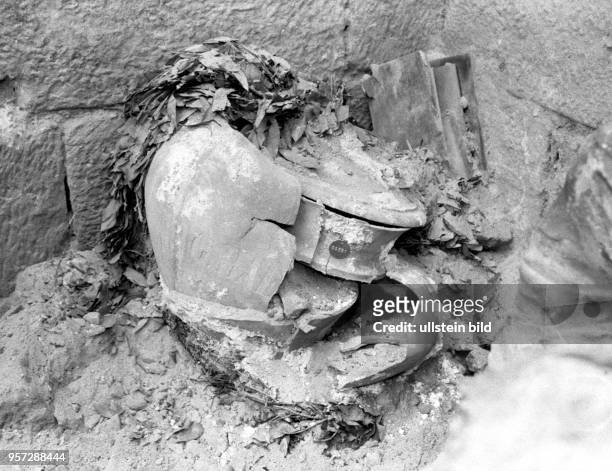 Blick auf die Urne des verschütteten Grabmals des Baumeisters George Bähr, das im Kellergewölbe in der Ruine der Frauenkirche in Dresden während der...