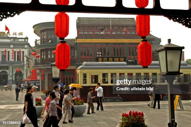 Oktober 2009 / China - Peking/ Passanten und Touristen - Eine historische Straßenbahn bringt Touristen in die sanierten alte Einkaufsstraße Qianmen...