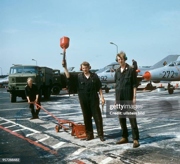 Techniker auf einem Rollfeld mit Jagdflugzeugen vom Typ MIG 21, undatiertes Foto von 1977 vermutlich bei Kamenz. An der Offiziershochschule "Franz...