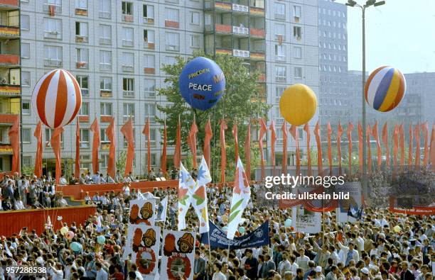 Demonstranten winken den Funktionären der DDR-Partei- und Staatsführung auf der Ehrentribüne bei der Demonstration am 1. Mai 1988 in der...