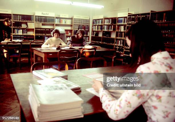Studenten in einem Lesesaal der Bergakadenie Freiberg, undatiertes Foto von 1978.