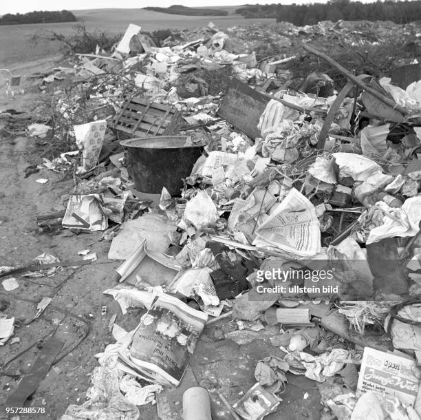 Müll und Abfall liegen in der Landschaft auf der Insel Rügen, undatiertes Foto von 1977.Vielerorts existirten in der DDR derartige wilde Müllkippen.