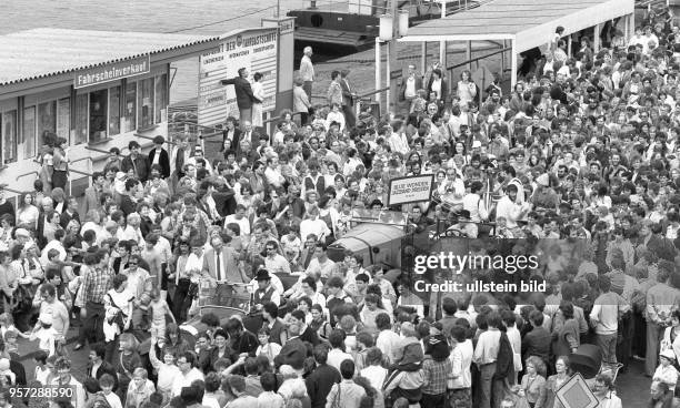 Der traditionelle Festumzug der Bands zum Abschluss des Dixieland Festivals in Dresden begeistert wieder die Massen, aufgenommen im Mai 1986. Seit...