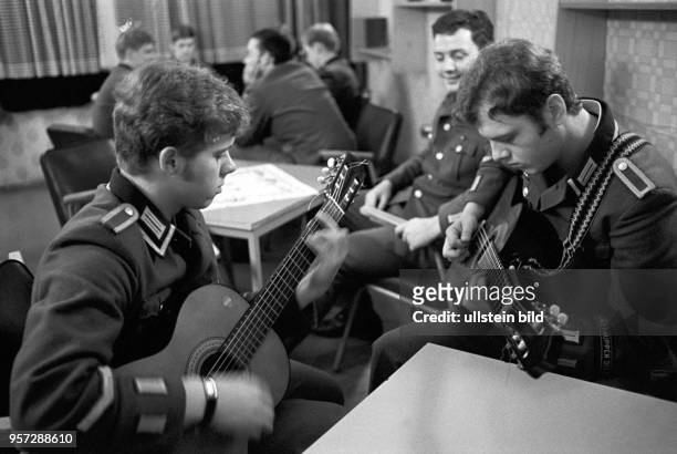 Freizeit - junge Männer an der Unteroffiziersschule "Egon Schultz" in Perleberg spielen in ihrer Freizeit Gitarre in einem Kulturraum der Kaserne,...