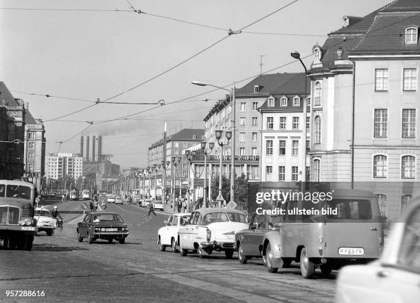 Eine Straßenszene mit Pkw und Lkw am Pirnaischen Platz in Dresden mit Blick in die Ernst-Thälmann-Straße, aufgenommen 1969. Im Hintergrund das...