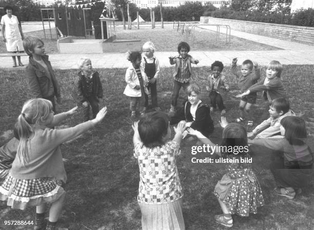 Kinder spielen 1981 im Garten eines Ostberliner Kindergartens. In der DDR war der Kindergarten die erste Stufe des zentralen Bildungssystems. Bis zur...