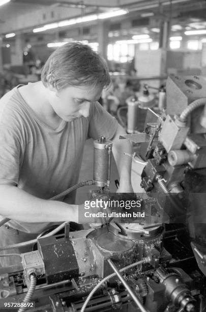 Einrichter Axel Wiebach arbeitet an einer Maschine, aufgenommen am im Betriebsteil "Bohrmaschine" des Mansfeld Kombinats bei Eisleben. Ab 1980 wurde...