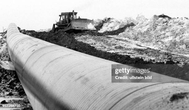 Gasrohre werden 1986 in der Sowjetunion im Gebiet Perm im Ural auf der Baustelle der Erdgastrasse aus Russland nach Westeuropa verlegt. Diese...