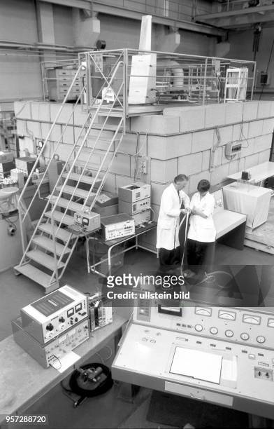 Im Zentralinstitut für Kernforschung in Rossendorf, an der Stadtgrenze von Dresden gelegen, werden radioaktive Präparate für die Nuklearmedizin...