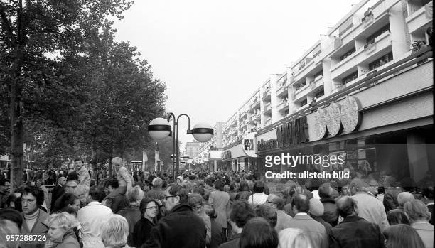 Zum 30. Jahrestag der DDR wurde im Oktober 1979 in Dresden die neue Einkaufsstraße " Straße der Befreiung " feierlich eröffnet und damit ein weiterer...