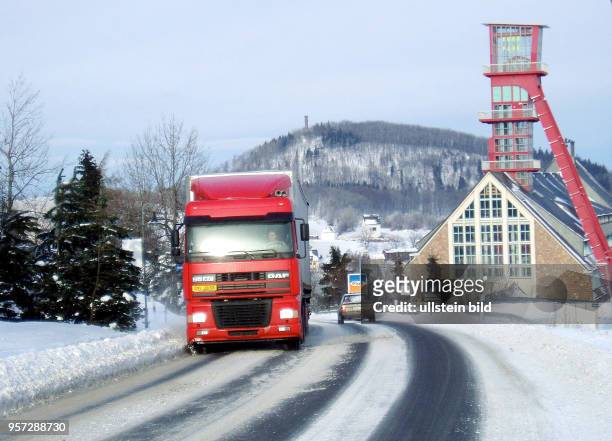 Ein Lkw auf der winterlichen fernstraße bie Altenberg, aufgenommen am . Durch seinen Grenzübergang zur Tschechischen Republik in Zinnwald ist der...