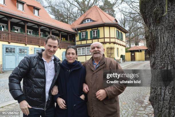 Der gebürtige Dresdner Schriftsteller und Journalist Peter Richter mit Ehefrau Ophelia Abeller und Matthias Griebel in einer Straße im Dresdner...