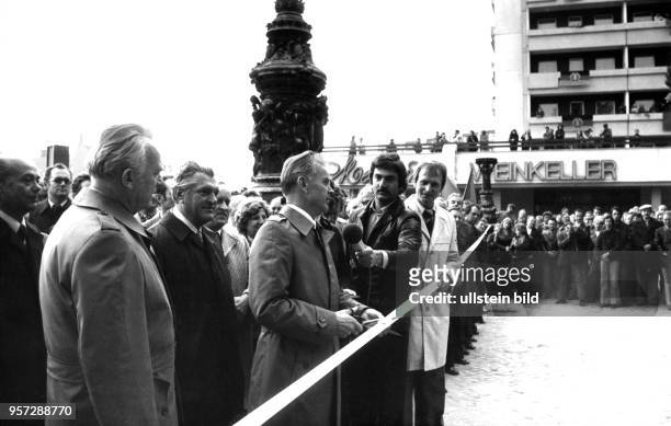 Mit einem traditionellen Scherenschnitt eröffnet Hans Modrow, 1. Sekretär der SED-Bezirksleitung Dresden, feierlich am 6.10.1979, dem Vorabend des...