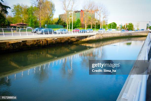la orilla del río piles en gijón - gijón fotografías e imágenes de stock