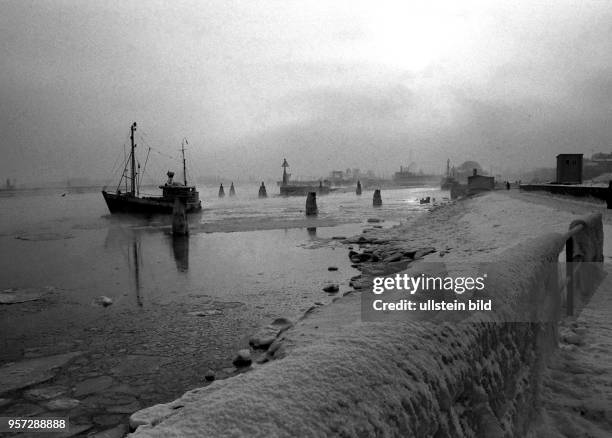 Ein nicht alltägliches Schauspiel bietet der Winter im Januar 1985 in Warnemünde. Eisige Kälte brachte das wärmere Ostseewasser zum Dampfen. So...