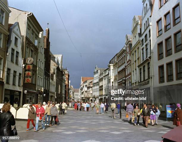 Anziehungspunkt für viele Besucher der Hansestadt Rostock ist die Kröpeliner Straße mit ihren historischen Bürgerhäusern, aufgenommen 1986. 1968...