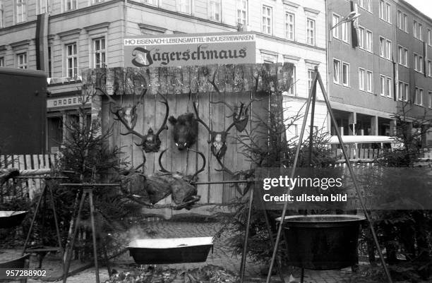 Eisenach - die Stadt am 20. Geburtstag der DDR. Die HO - Handelsorganisation der DDR - hat für das Volksfest einen Stand "Jägerschmaus" aufgebaut, an...