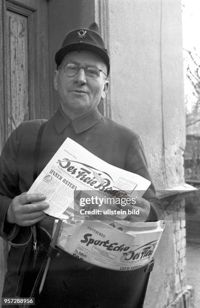 Briefträger Rietschel in Vetschau bringt die Post - nicht nur Briefe, sondern auch Zeitungen wie "Der Freie Bauer" und das beliebte "Deutsche...