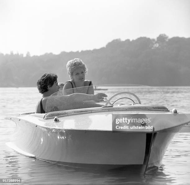 Zwei Frauen in einem Motorboot auf dem Schermützelsee bei Buckow im Landschaftsgebiet Märkische Schweiz, aufgenommen im Mai 1967.