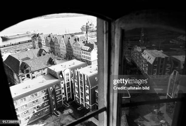 In einem neuen Gewand präsentiert sich 1983 das alte Rostocker Hafenviertel der 765-jährigen Stadt, wo schrittweise durch Neubau, Modernisierung,...