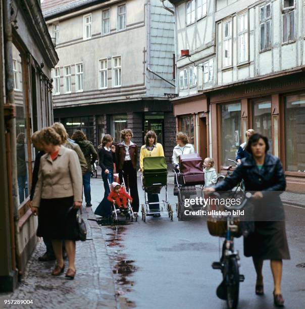 Frauen mit Kinderwagen in einer Fußgängerstraße mit Geschäften in Salzwedel, undatiertes Foto von 1981.