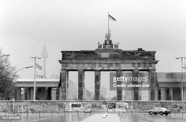 Blick von Westberliner Seite auf das Brandenburger Tor und die davor verlaufende Berliner Mauer, aufgenommen im November 1988. Im Hintergrund...