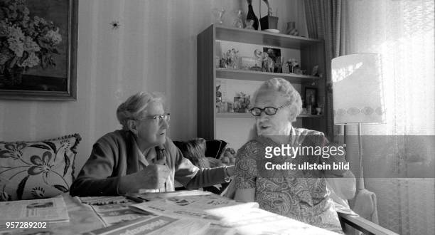Zwei Seniorinnen unterhalten sich im Feierabendheim am Weidenweg in Ost-Berlin, aufgenommen 1981.