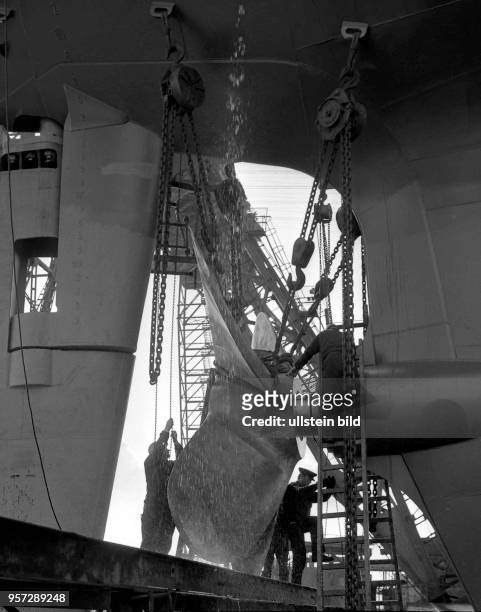 Warnow Werft - Die Montage der Schiffsschraube und Ruderanlage gehören zu den letzten Arbeiten vor dem Stapellauf, aufgenommen in den 1980er Jahren...